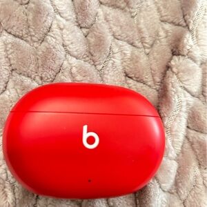 Beats wireless headphones. For Parts! Does not work!